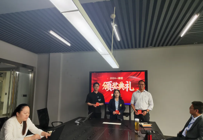 万利官网风管销售中心员工一季度颁奖