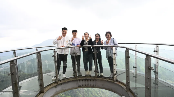 万利官网风管销售中心员工在安徽明堂山景区照片