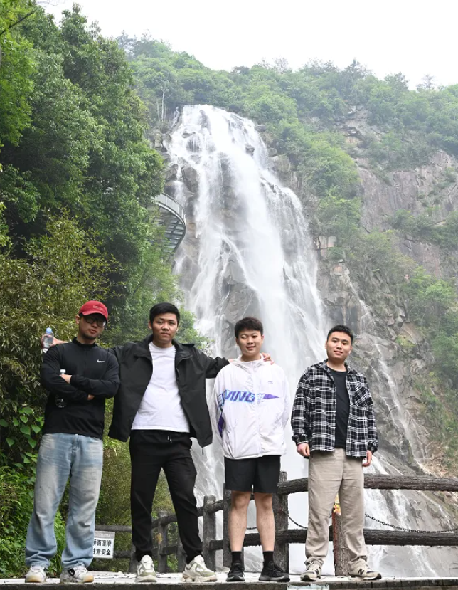 万利官网风管销售中心员工在安徽明堂山景区照片