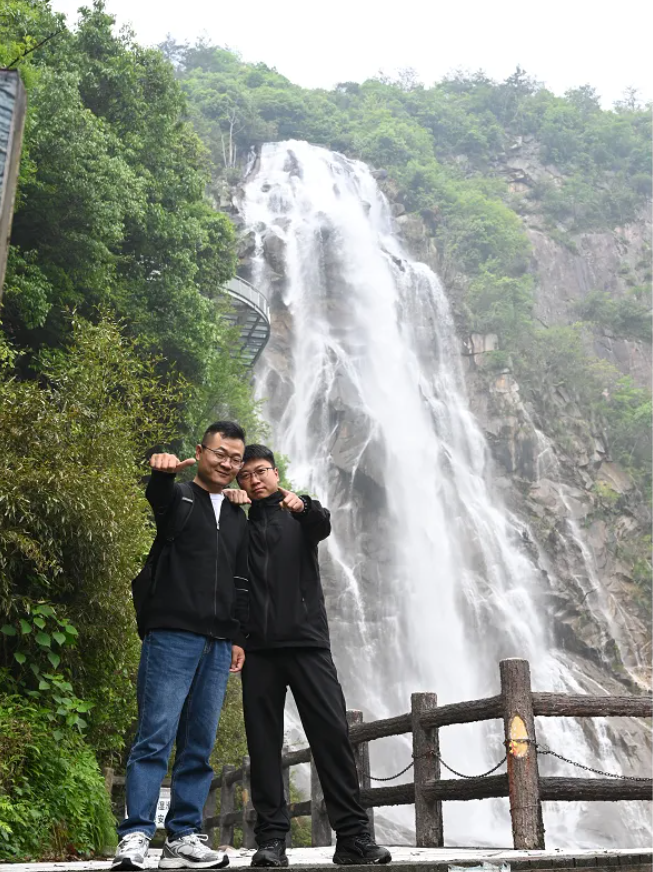 万利官网风管销售中心员工在安徽明堂山景区照片